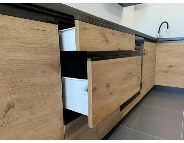 Kuchynská linka MARINA 180 cm dub craft/lesklá čierna