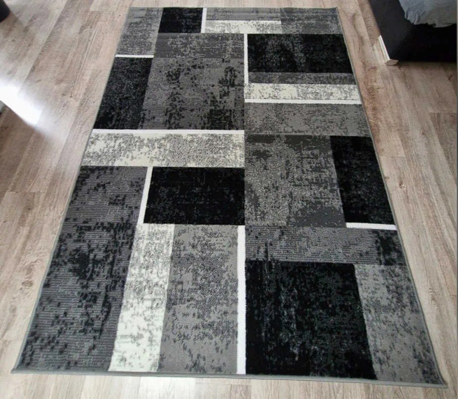 HU Sivý geometrický kockovaný obdĺžnikový koberec NEW IDEA 90311-0433 Rozmer: 60x110 cm