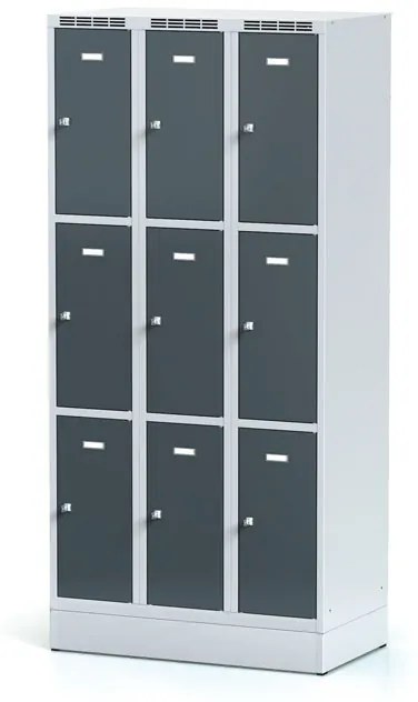 Alfa 3 Šatníková skrinka na sokli s úložnými boxami, 9 boxov, 1920 x 900 x 500 mm, otočný zámok, tmavosivé dvere