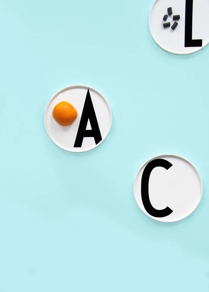 DESIGN LETTERS Porcelánový tanier Letters 20 cm W