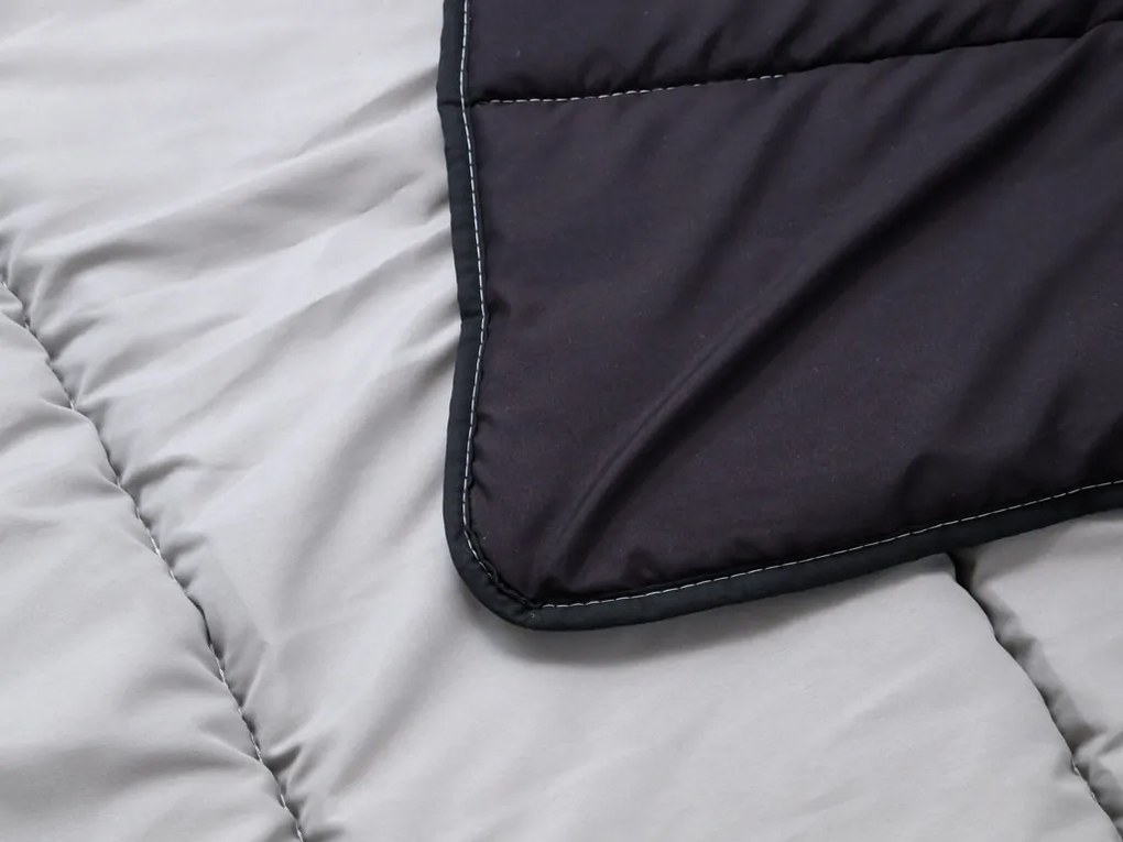 Celoročná prešívaná prikrývka 140x200 cm z dutého vlákna, čierna