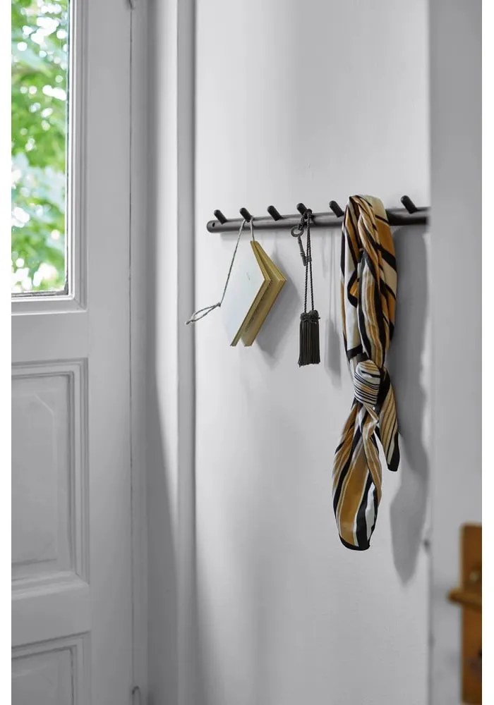 Čierny nástenný vešiak z dubového dreva Milford - Rowico