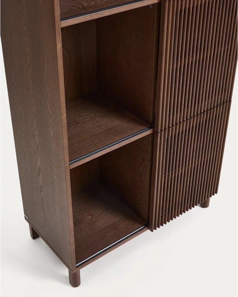 Tmavohnedá knižnica v dekore orecha s posuvnými dverami 84,5x170x42,5 cm Beyla – Kave Home