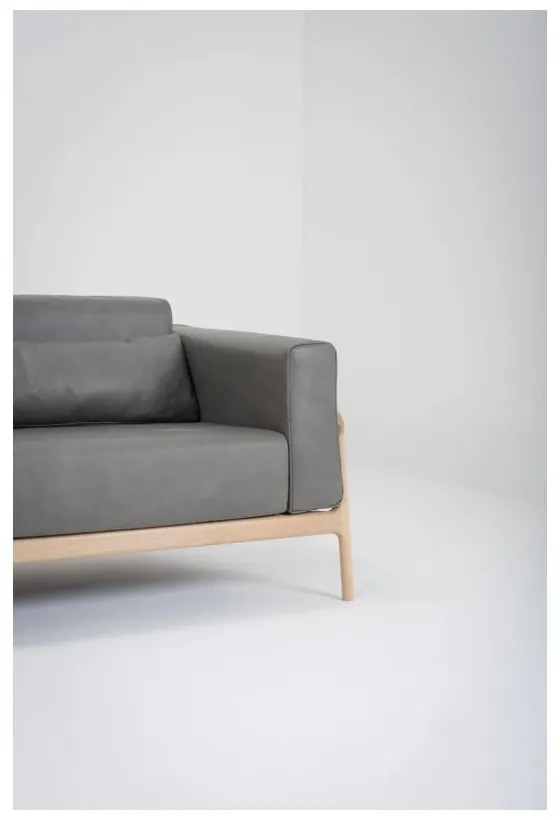 Tmavosivá pohovka z byvolej s konštrukciou z masívneho dubového dreva Gazzda Fawn, 240 cm