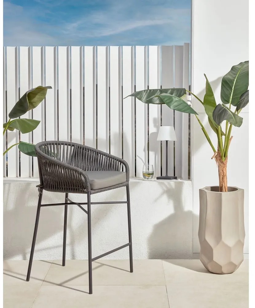 Čierna kovová/polstrovaná záhradná barová stolička Yanet – Kave Home