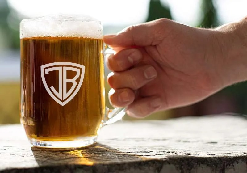 Pieskovaný polliter na pivo Monogram Shield