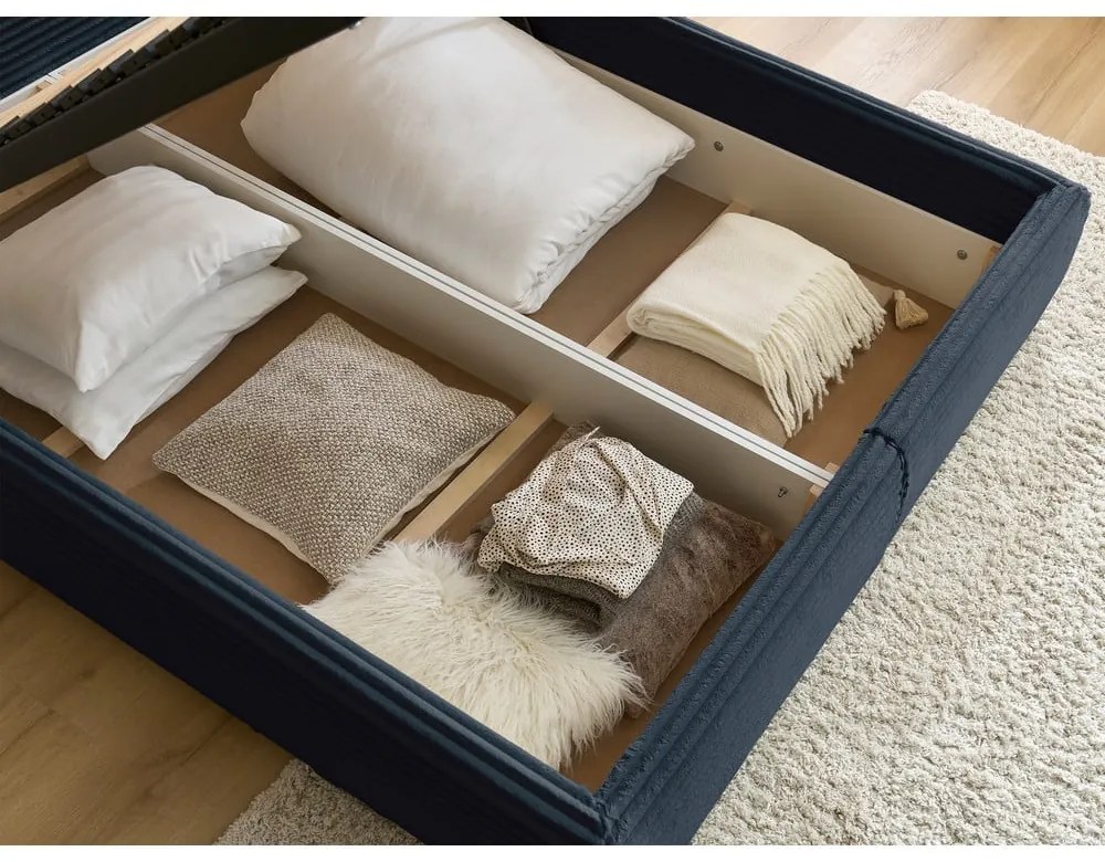 Tmavomodrá čalúnená dvojlôžková posteľ s úložným priestorom a roštom 160x200 cm Jade – Bobochic Paris