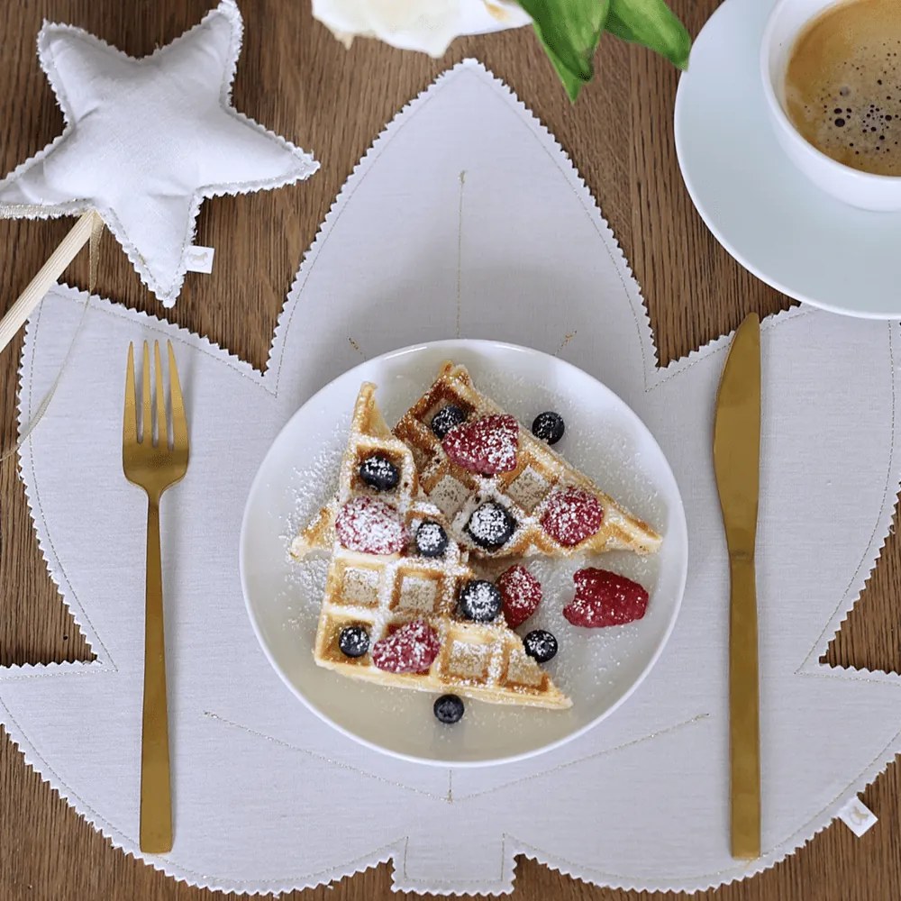 Ľanové prestieranie javorový list biela so zlatom 37x37cm