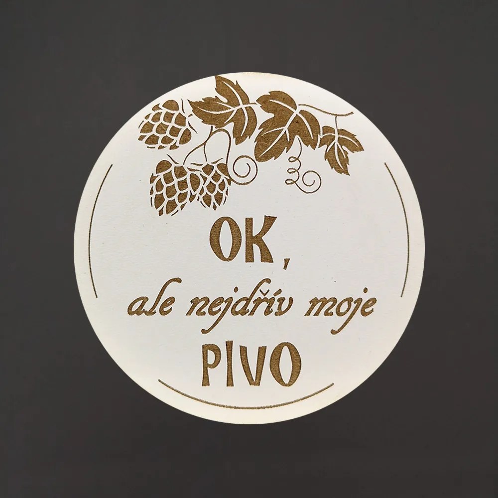 AMADEA Drevená podtácka okrúhla Pivo text "ok, ale najprv moje pivo", priemer 10,5 cm