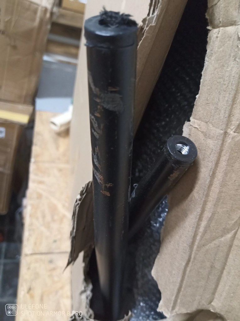 AKCIA Tmavosivá zamatová stolička COMO s čiernymi nohami II. akosť