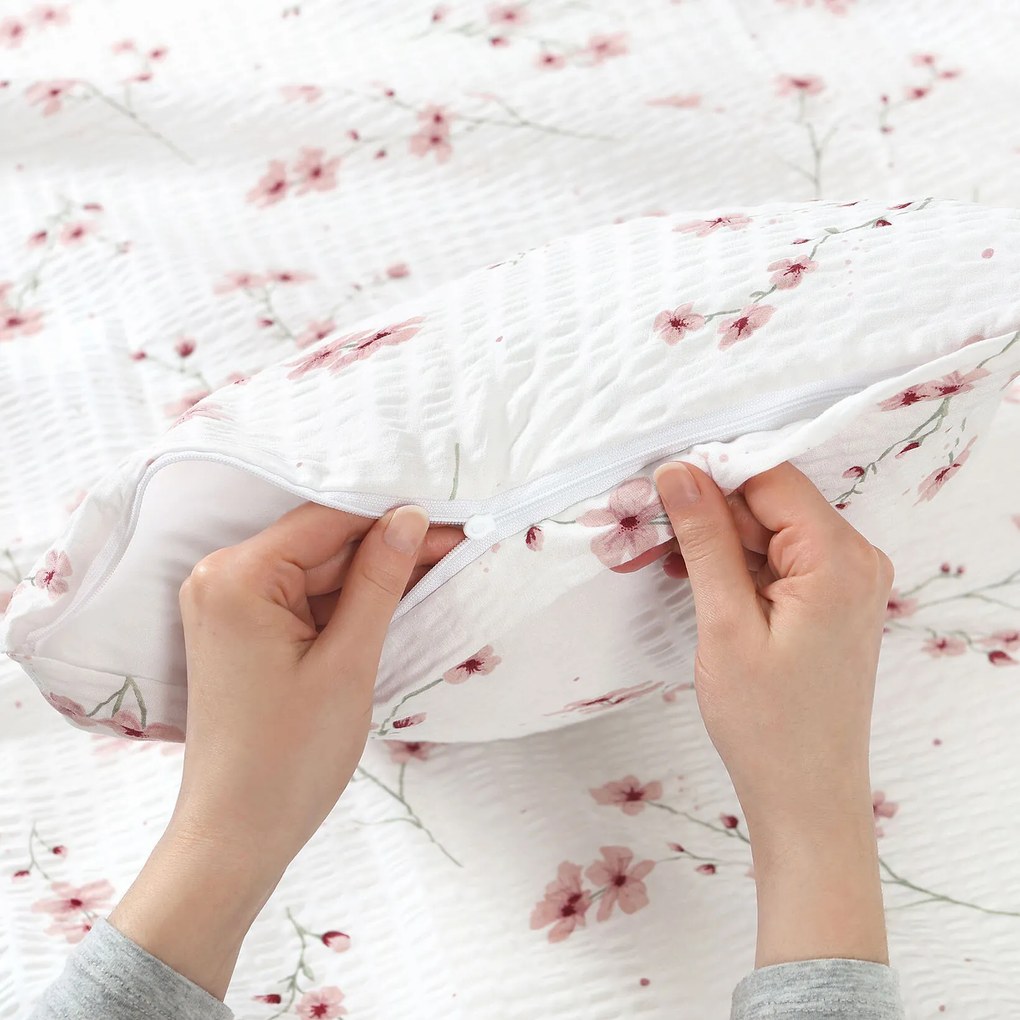 Goldea krepová obliečka na vankúš - kvitnúce sakury 40 x 40 cm