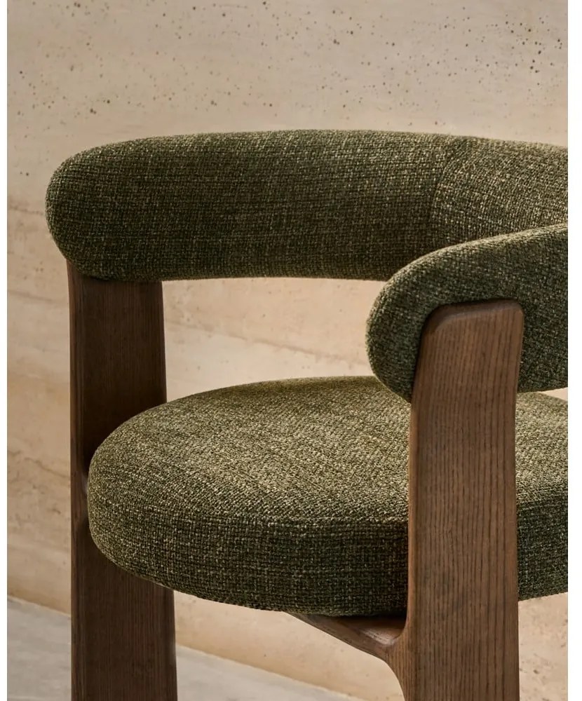 Khaki/hnedé jedálenské kreslo s podrúčkami z jaseňového dreva Granite – Kave Home