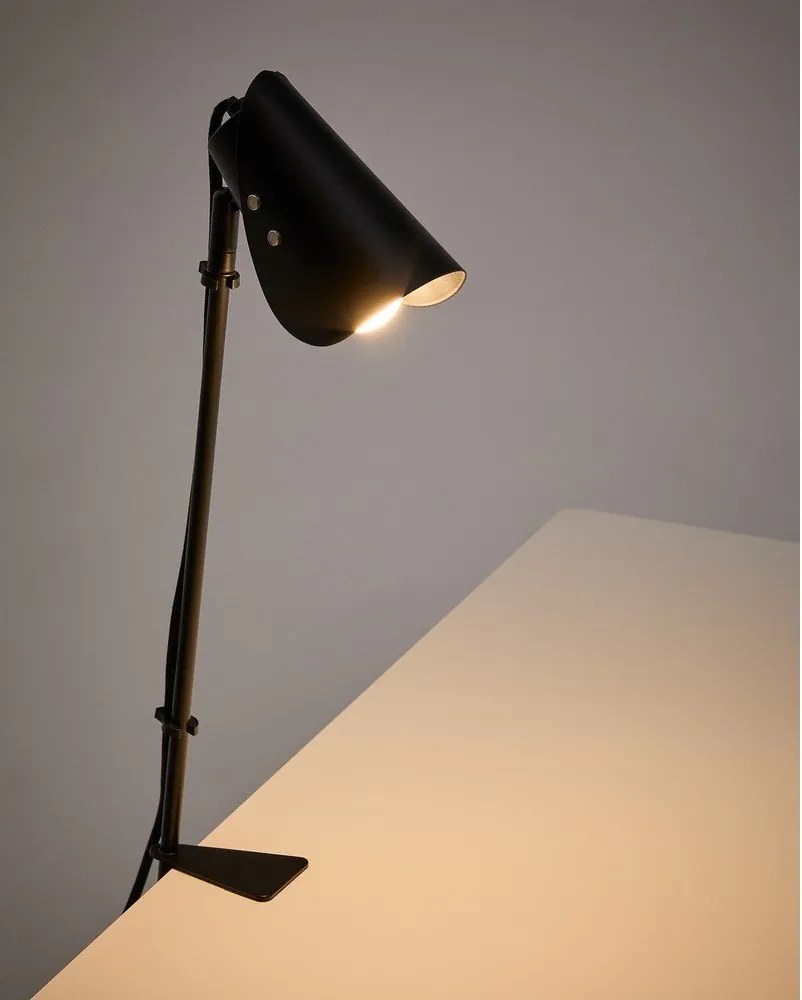 Čierna kovová stolová lampa s klipom (výška 51 cm) Jula – Kave Home
