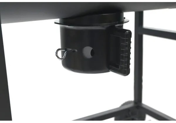 Čierny gril na drevené uhlie