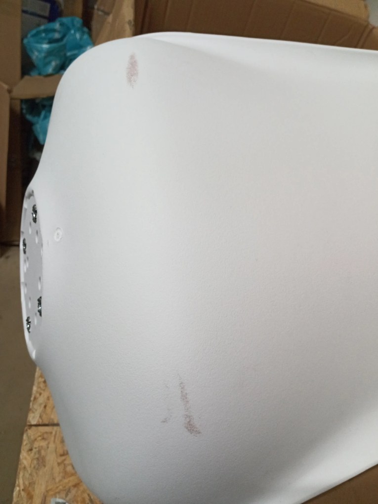 AKCIA Biela stolička BALI MARK s bukovými nohami II. akosť