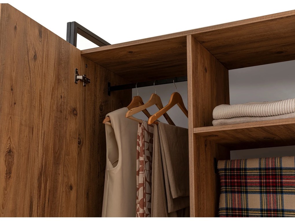 Šatníková uzavretá skriňa Dynamic 104 cm borovica Atlantic/čierna