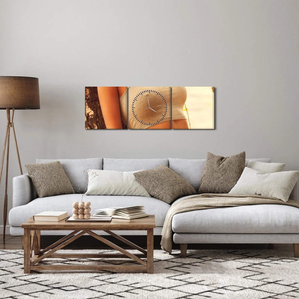Obraz - Žena pri strome (s hodinami) (90x30 cm)