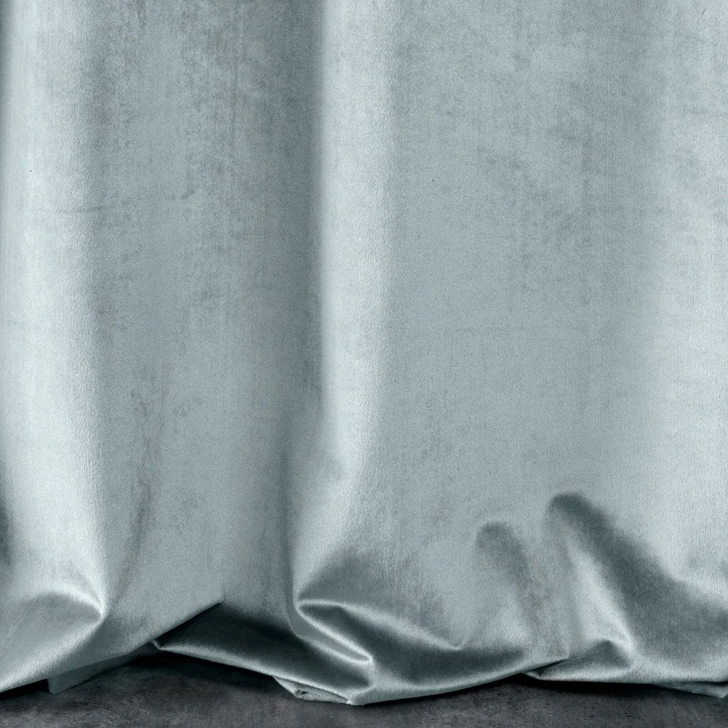 ZATEMŇOVACÍ ZÁVES NA KRÚŽKOCH SAMANTA 140X250 CM STRIEBORNÁ
