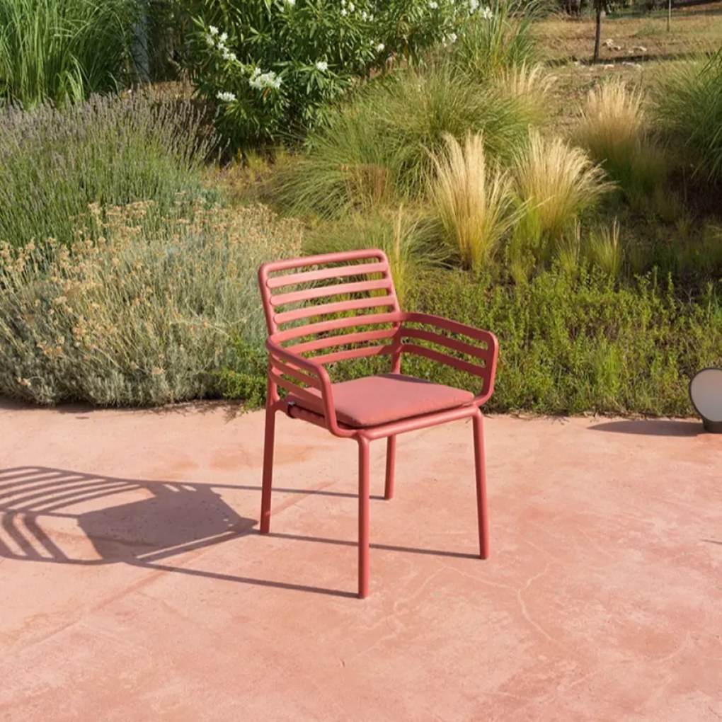 DOGA ARMCHAIR záhradná stolička s podrúčkami marsala
