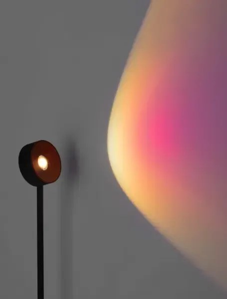 LED čierna stojaca lampa Irida so šošovkami