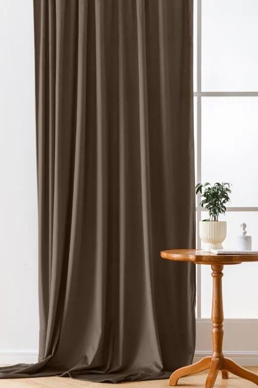 Hnedý zatemňovací záves VELVET 135x250 cm Zavesenie: Riasiaca páska