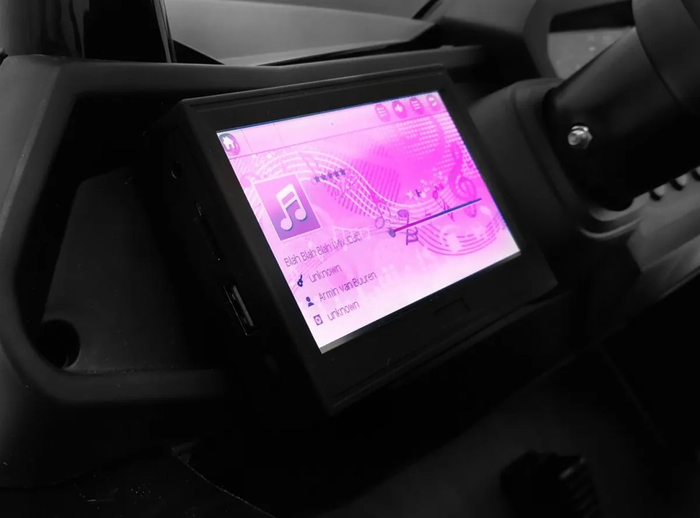 Ramiz Detský kočík SuperStar Čierna + MP4 + pohon 4x4 + diaľkové ovládanie + batožinový priestor + LED dióda + zámok dverí