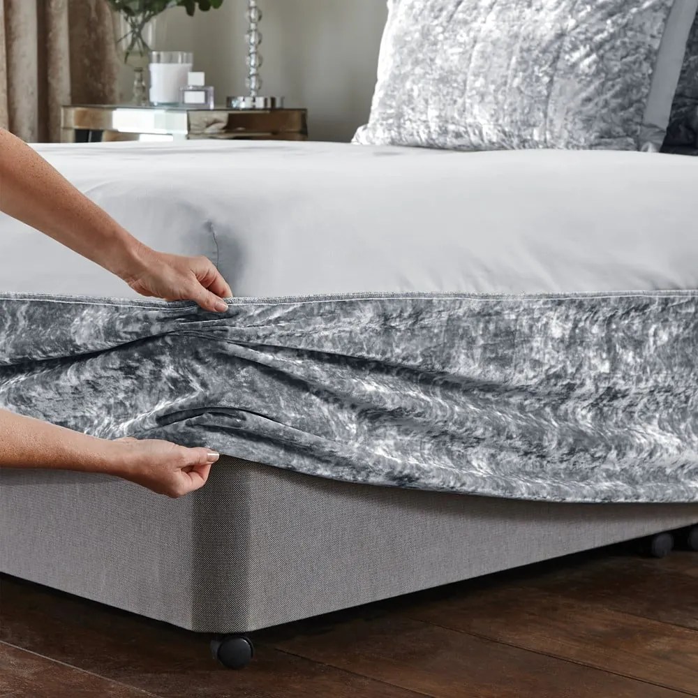 Sivý napínací zamatový poťah na rám postele 152x198 cm Crushed Velvet – Catherine Lansfield