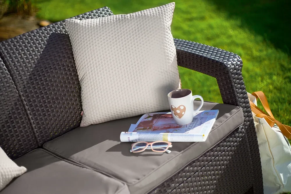 Záhradná pohovka Corfu love seat max - hnedá / šedohnedé podušky