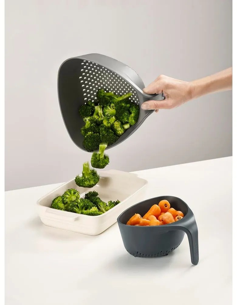 Sivé kompaktné cedidlo Joseph Joseph Colanders