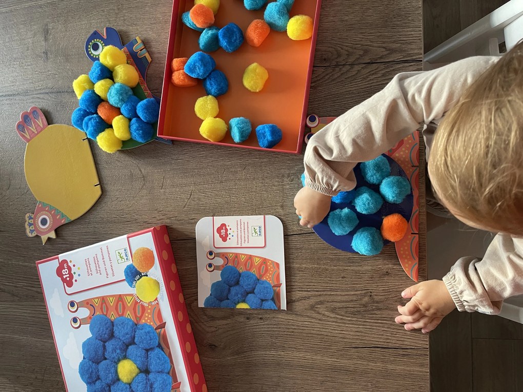 Výtvarná hra - koláž z veľkých brmbolcov