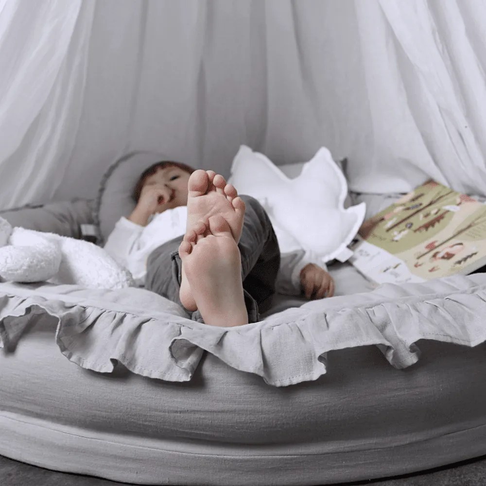 Ľanové hniezdo pre deti s volánom šedá