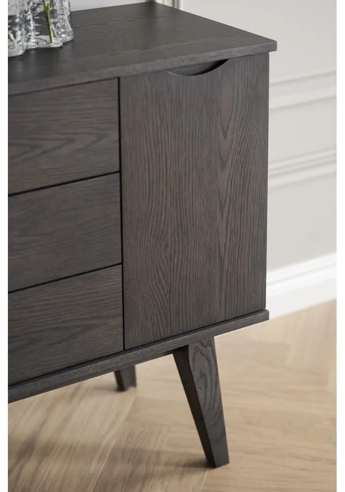 Hnedá nízka komoda v dekore duba 150x85 cm Filippa – Rowico