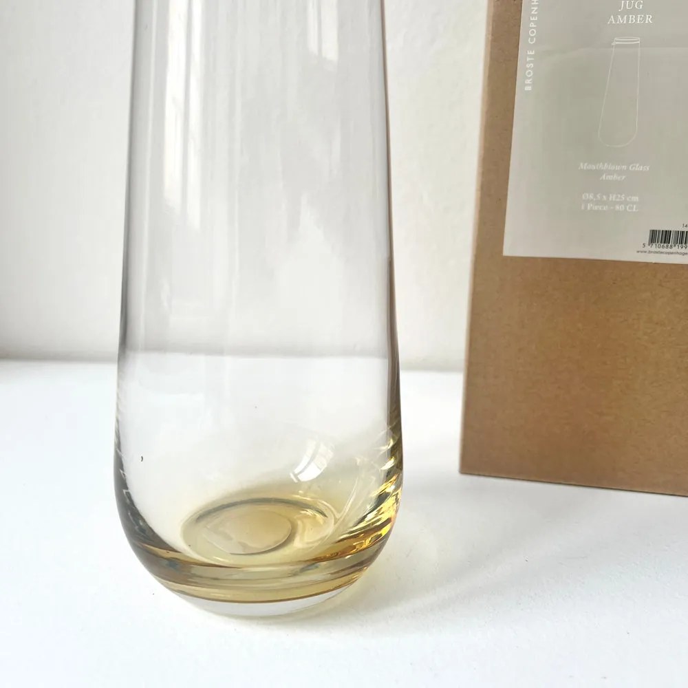 Broste Copenhagen Sklenená karafa s viečkom Amber 800ml