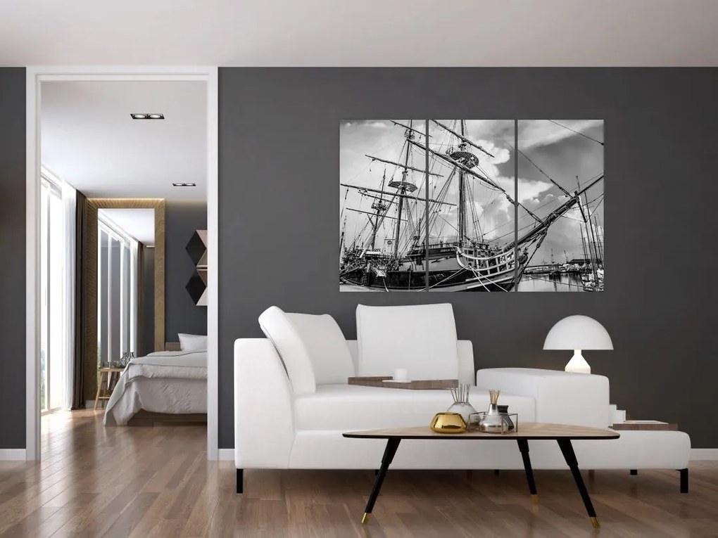 Čiernobiely obraz plachetnica