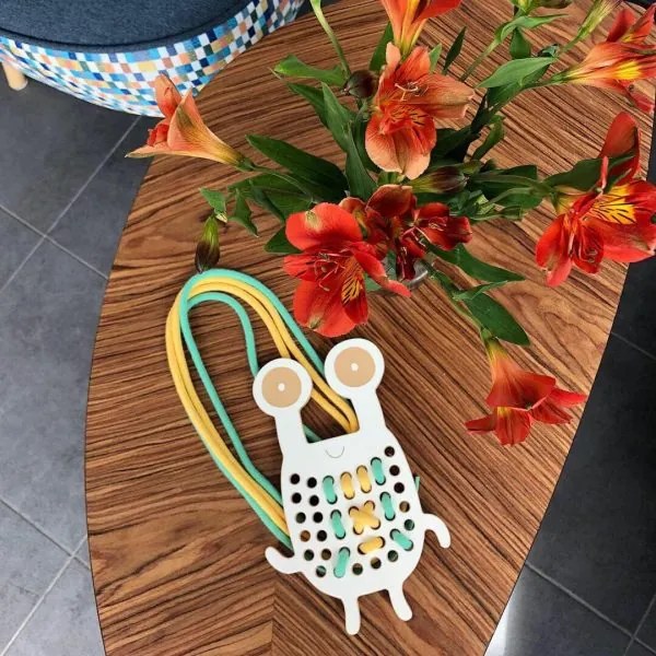 Montessori drevená prepletacia hračka - potvorka