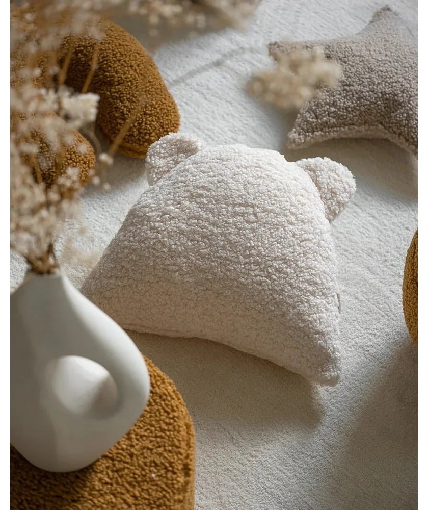 Krémový detský pohovkový vankúš z textílie buklé Bear – Wigiwama