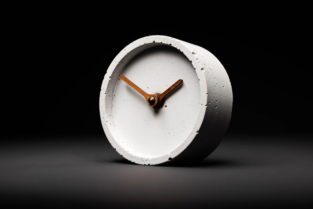 Stolové hodiny z betónu CLOCKIES, 10cm, okrúhle, biele