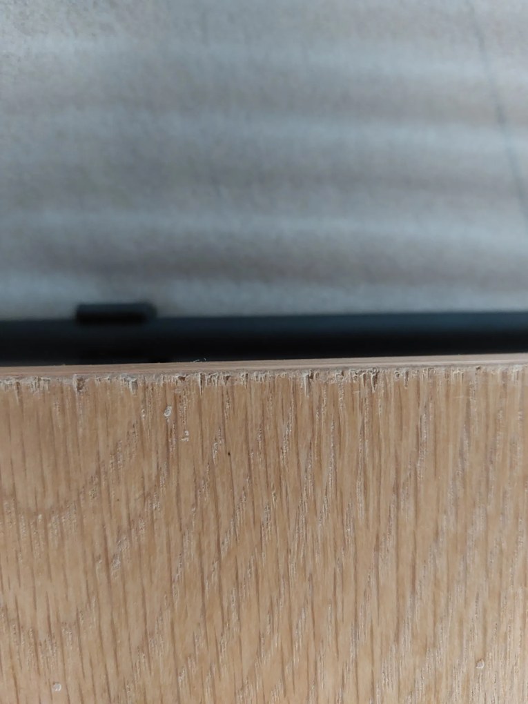 Dizajnový nočný stolík Shayla 40 cm divý dub - II. Trieda