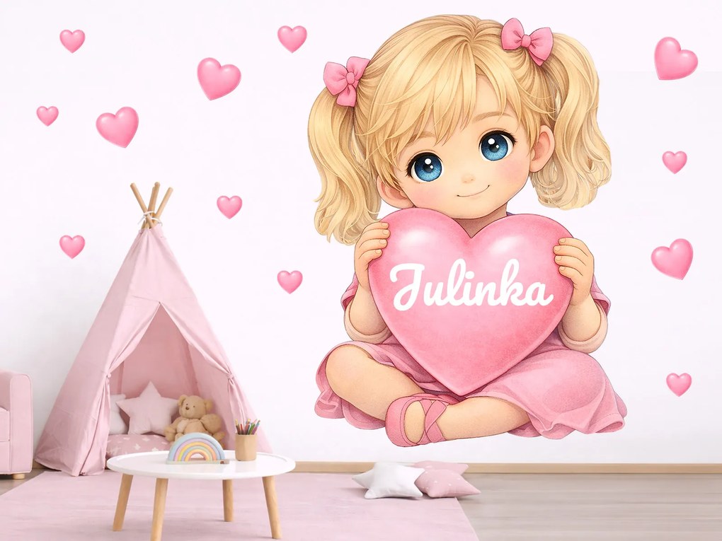 Blond dievčatko so srdiečkom a menom textilní prelepiteľná nálepka na stenu hárok 33 x 45 cm