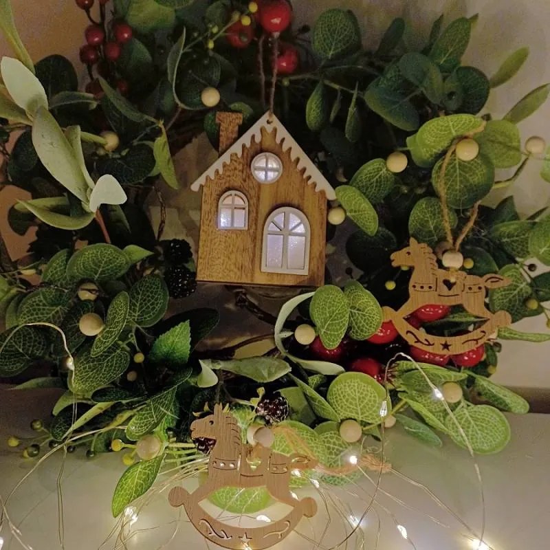 DECOLED Dřevěná závěsná dekorace, koník, 7 x 7 cm