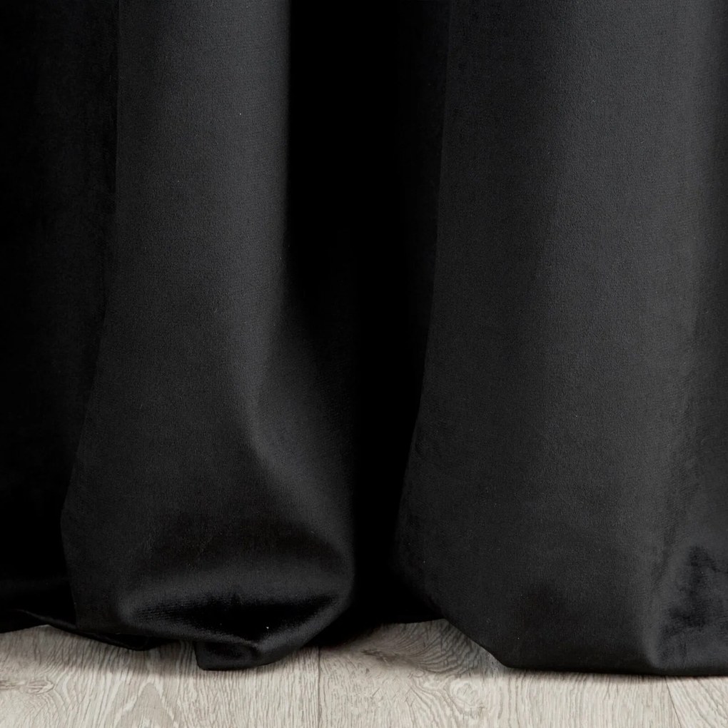 ZATEMŇOVACÍ ZÁVES NA KRÚŽKOCH PIERRE 140X250 CM ČIERNA