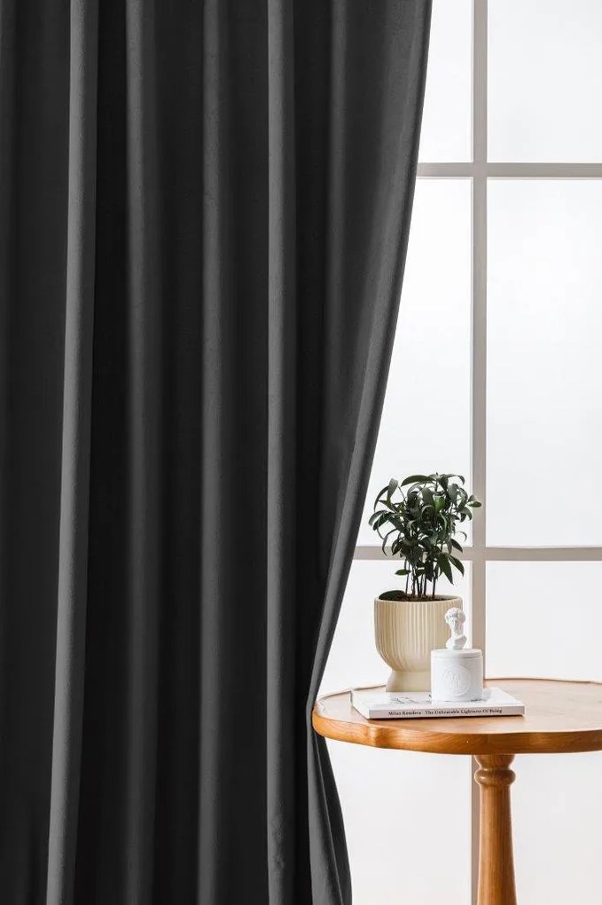 Tmavosivý zatemňovací záves VELVET 140x250 cm Zavesenie: Kovové krúžky