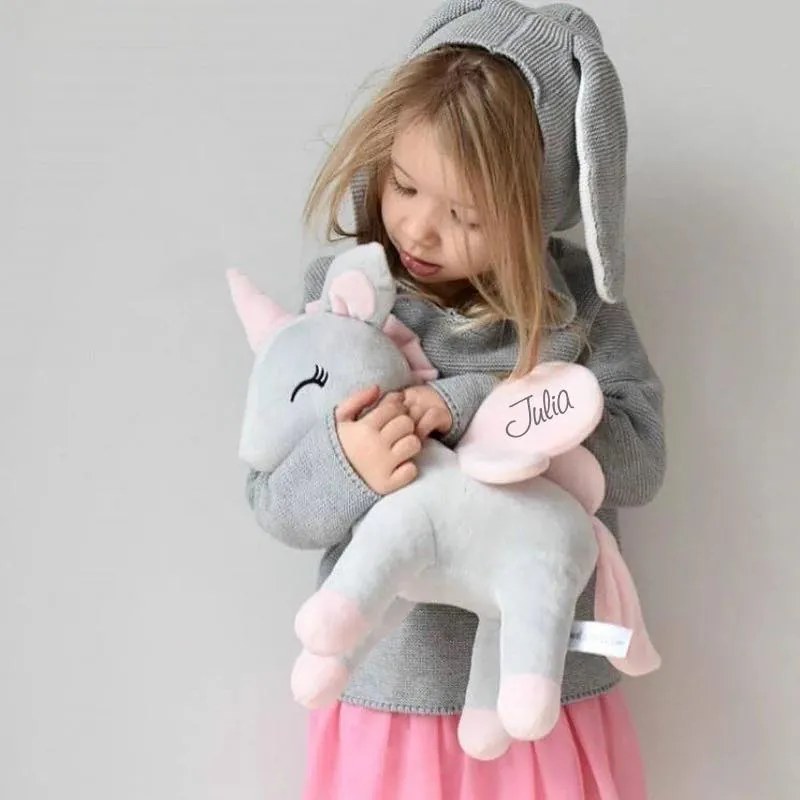 Plyšový jednorožec šedo ružový s menom Nikolas