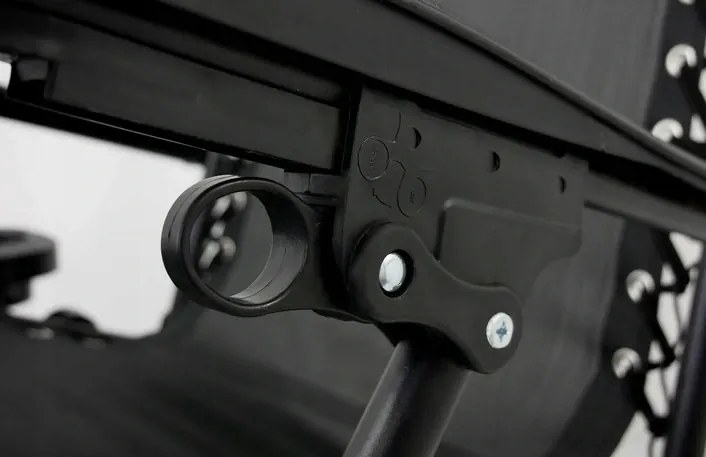 GARDEN LINE Záhradné skladacie ležadlo s podložkou, vreckom a opierkou hlavy LEZ5934 čierne