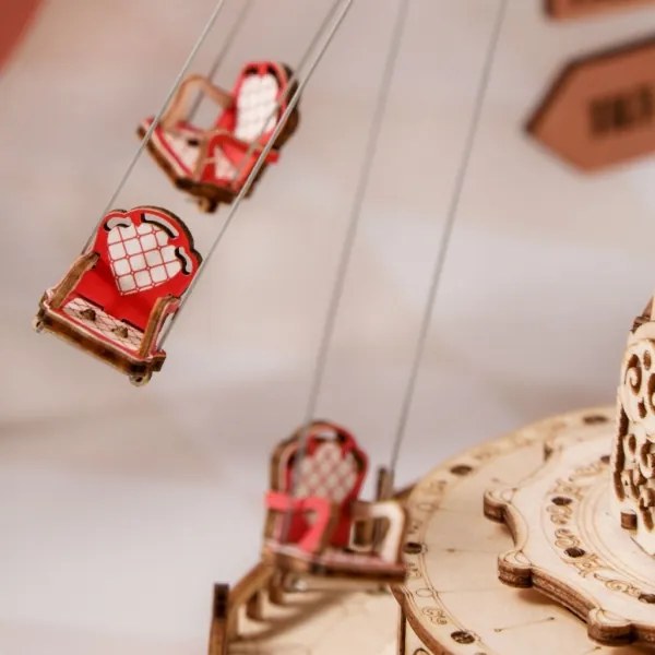 RoboTime - 3D skladačka hracej skrinky Retiazkový kolotoč 3xAAA