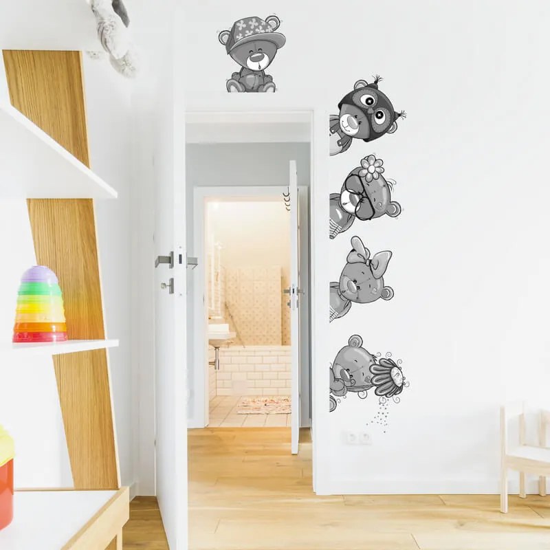 Sivý mackovia okolo dverí