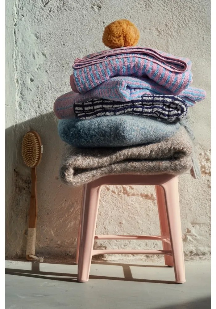 Biely/modrý froté uterák s prímesou bambusu 50x100 cm Nuance – JUNA