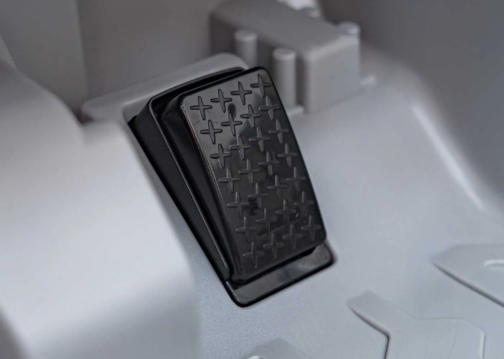 Detské autíčko s elektrickým pohonom 4x4 Mercedes Benz EQG - strieborné