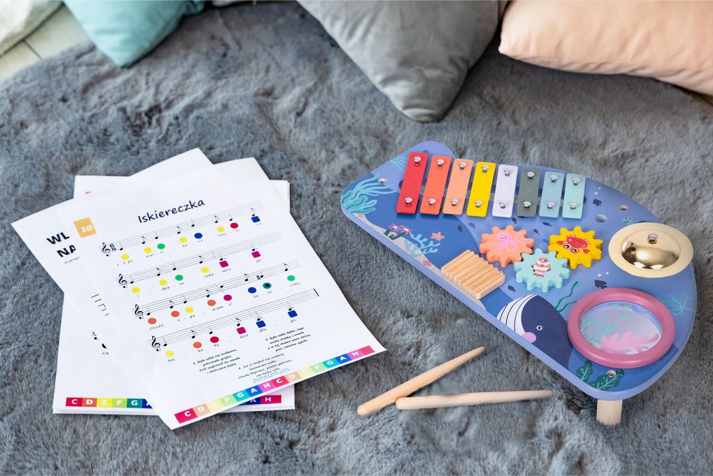 Drevený hudobný stolík s 4 nástrojmi pre deti (xylofón, bubon, tarka) – veľryba ECOTOYS