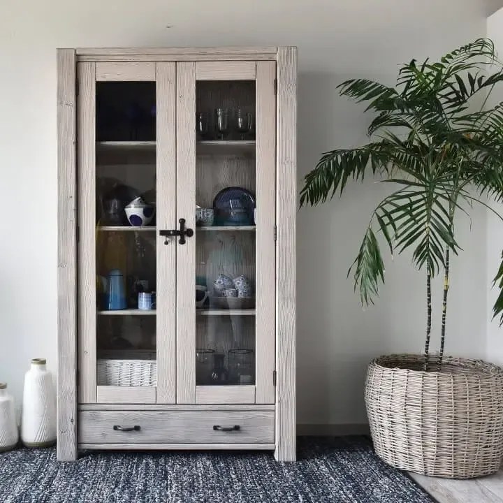 Široká vidiecka patinovaná drevená vitrína so zásuvkou, 110x40x195 cm